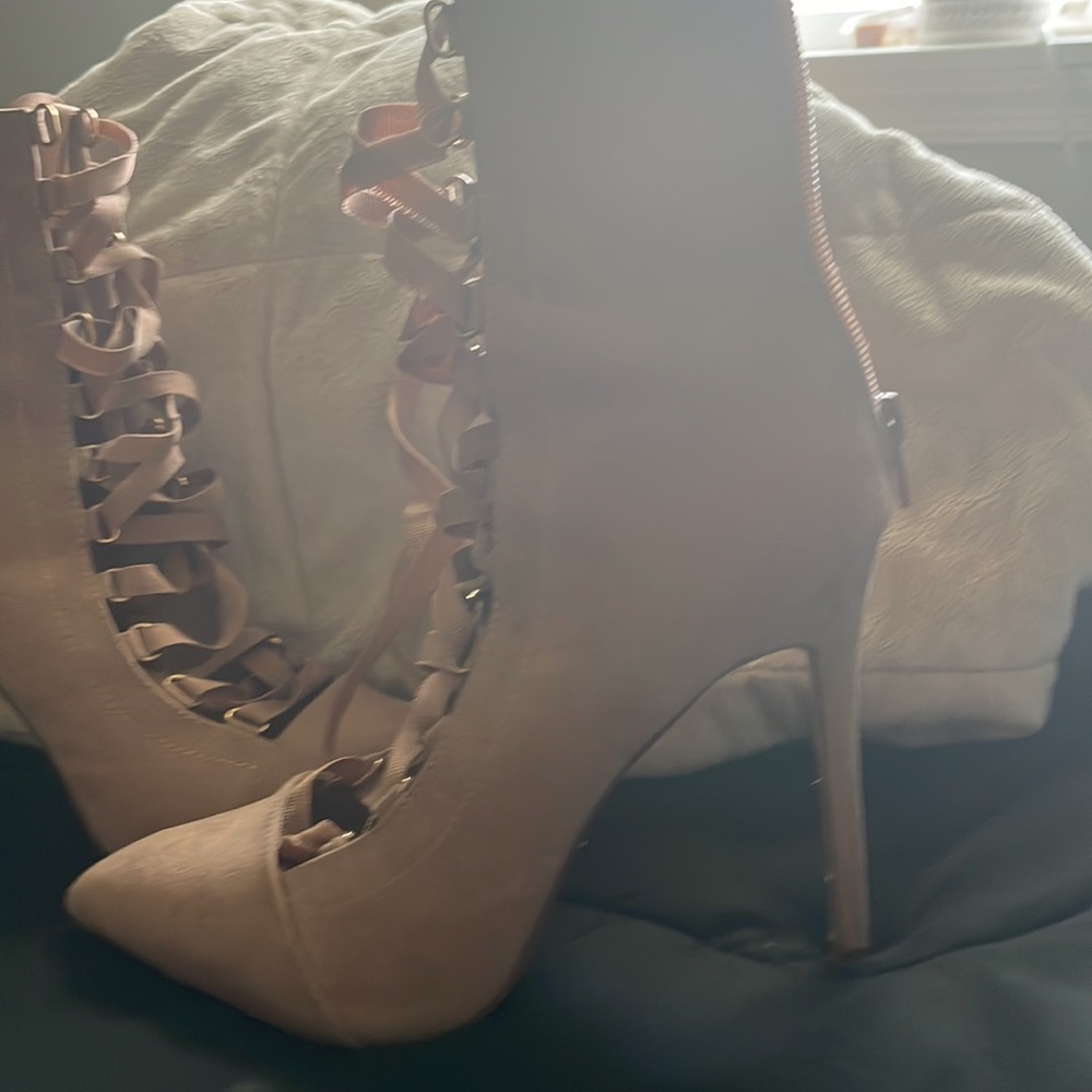 New barely used sexy tie up heels size 9 but for an 8 because of the pointy toe - Picture 2 of 7